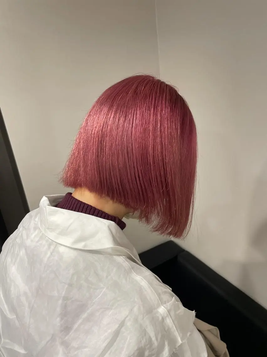 ショート カラー 切りっぱなしボブ レイヤー/縮毛矯正のヘアスタイル