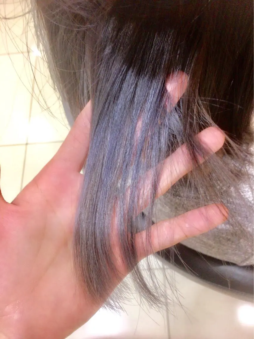 ミディアム カラー ブリーチ ブルーカラー インナーカラー シルバー 永井 大希のヘアスタイル