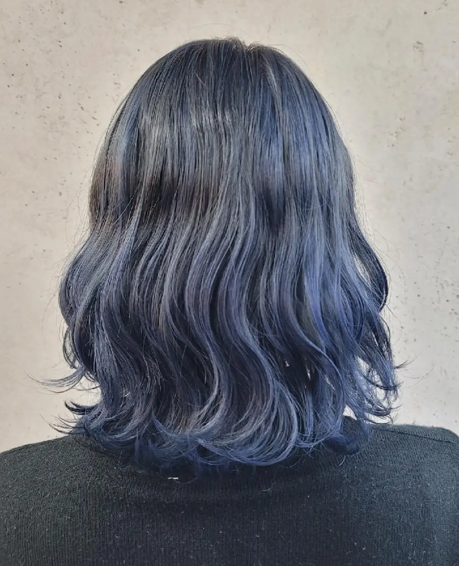 ミディアム カラー ブリーチ ブルーカラー S. ERIのヘアスタイル
