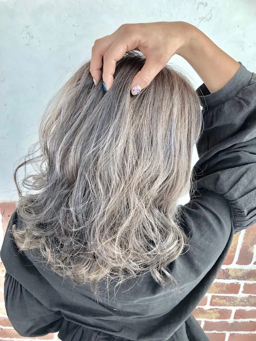 ミディアム カラー ブリーチ ハイライトカラー ハイライト カット ヘアカラー JILL ユキのヘアスタイル