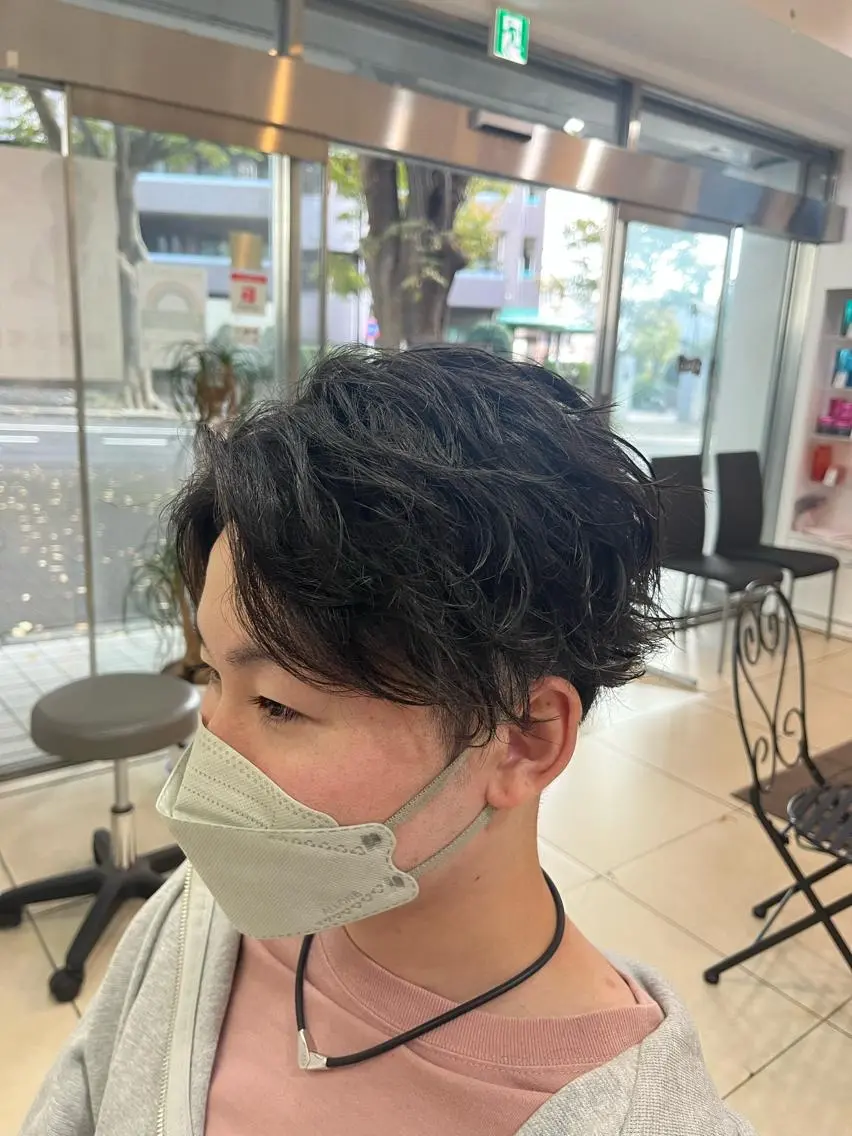 ショート パーマ メンズ メンズパーマ 波巻きパーマ カット パーマ 韓国メンズヘア/ 毛流れヘア　須田龍世のヘアスタイル
