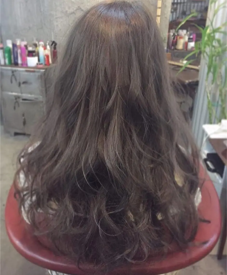 ロング カラー ブリーチ ココアグレージュ グレージュ 玉木 育実のヘアスタイル