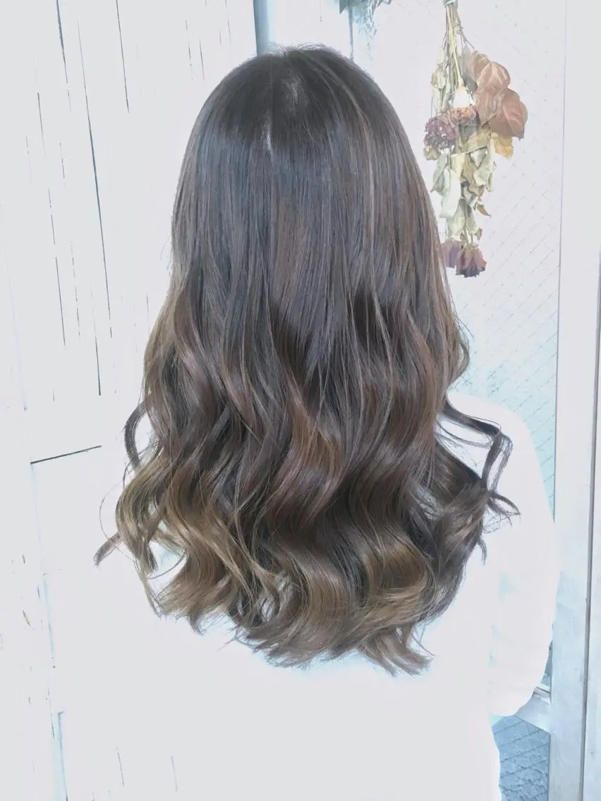 ロング カラー パーマ ヘアアレンジ バレイヤージュ ハイライトカラー ハイライト レイヤーカット カット ヘアカラー トリートメント 推し活専用 【派手髪】飯野ゆかりのヘアスタイル