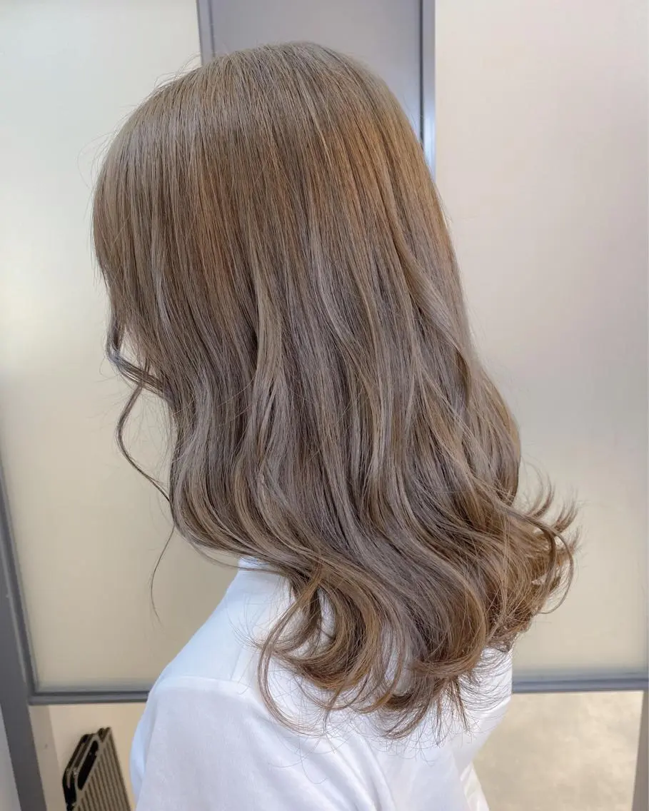セミロング カラー アッシュ ブリーチ ケアブリーチ ミルクティーアッシュ 【透明感、艶髪】西村 有司のヘアスタイル