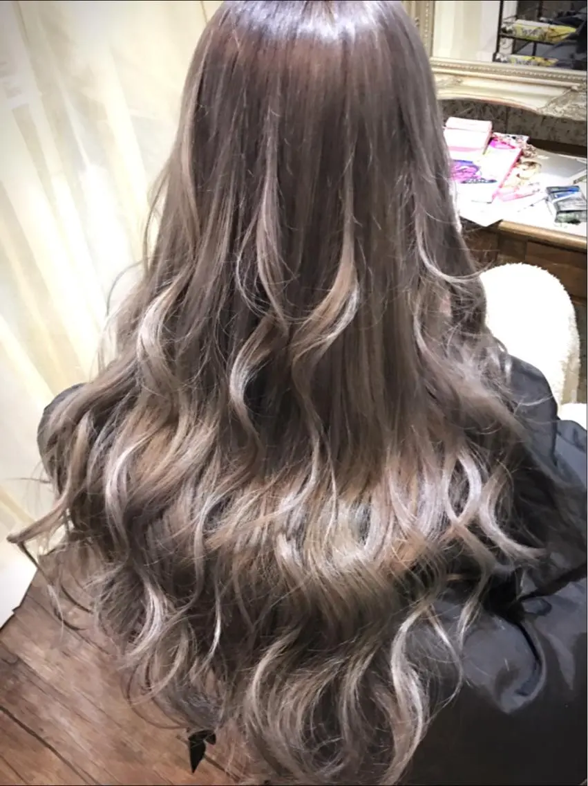 ロング カラー アッシュ グラデーションカラー ホワイトアッシュ Tsuyoki .のヘアスタイル