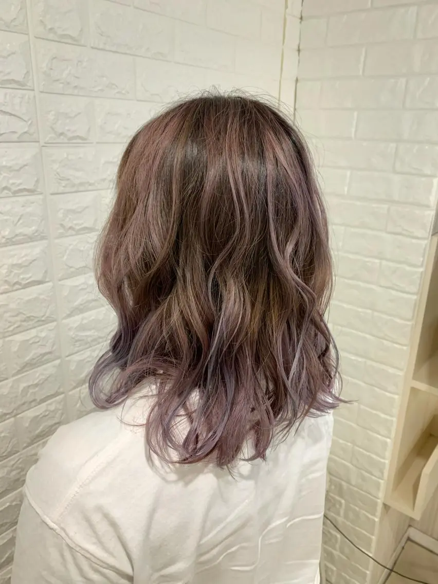 セミロング カラー バレイヤージュ グラデーションカラー ラベンダーカラー シルバー レイヤーカット ヘアカラー ハイトーン/ブリーチ 山崎 悠次のヘアスタイル