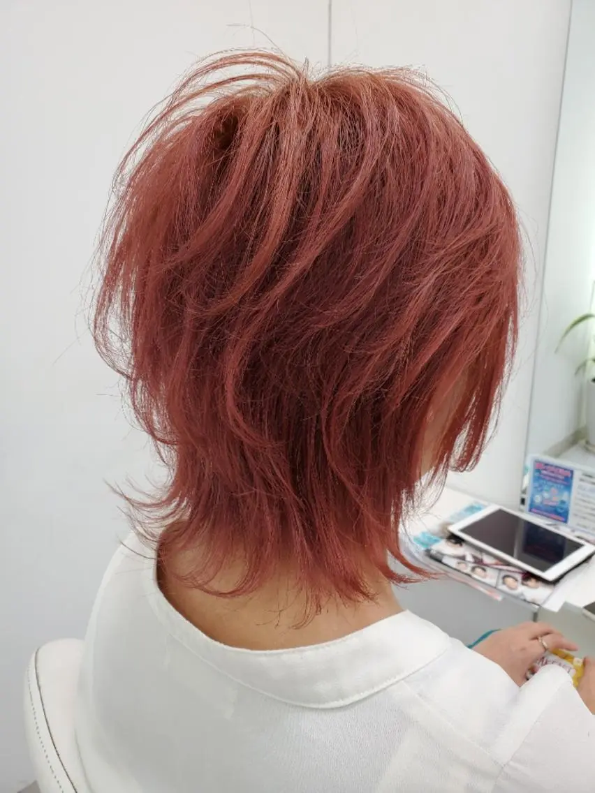 カラー ショート ピンクカラー 外ハネヘア ウルフカット 倉持 龍歩のヘアスタイル