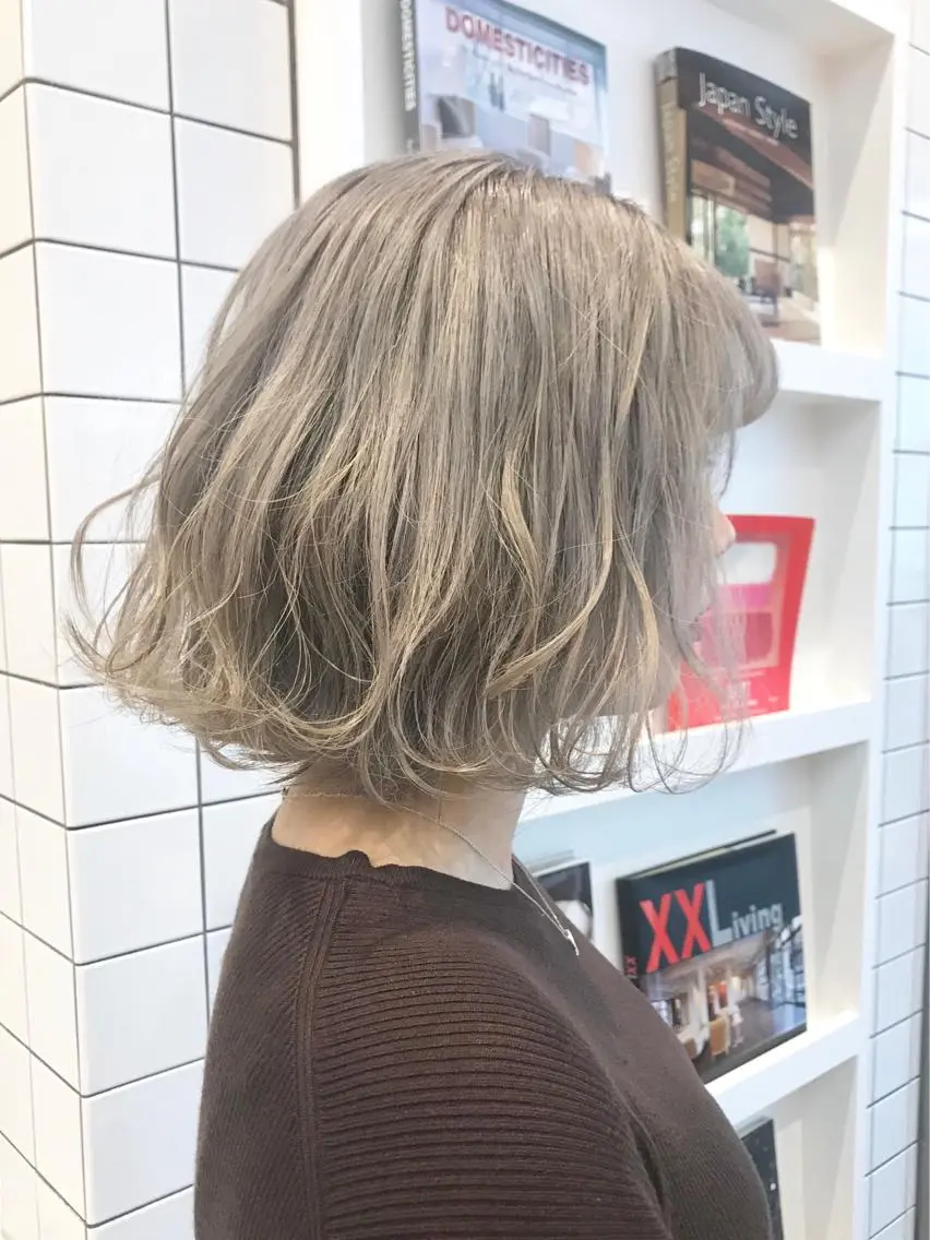 ショート カラー グレージュ 髙橋 かすみのヘアスタイル