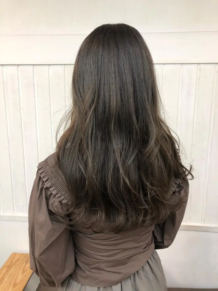 カラー ヘアアレンジ アディクシーカラー アッシュ ベージュカラー 黒髪 ブリーチ JURI🤎 ワンカールレイヤーのヘアスタイル