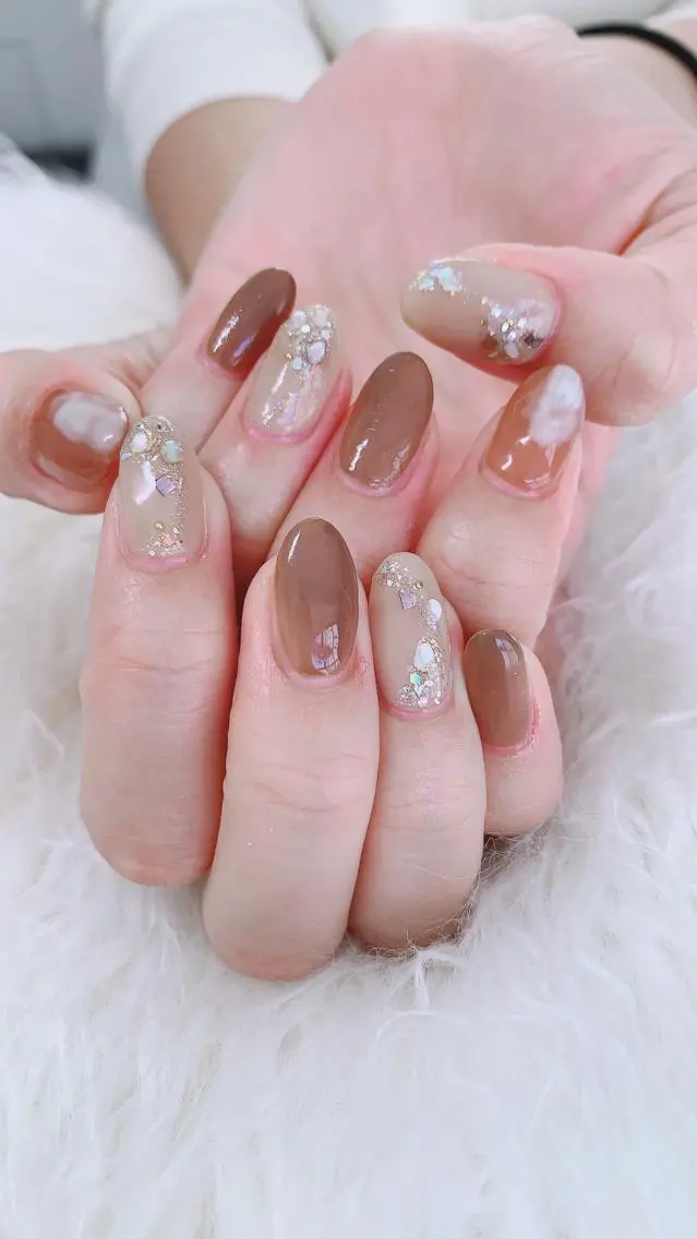 ネイル ブラウン キラキラネイル ニュアンスネイル pipi ..のネイルデザイン