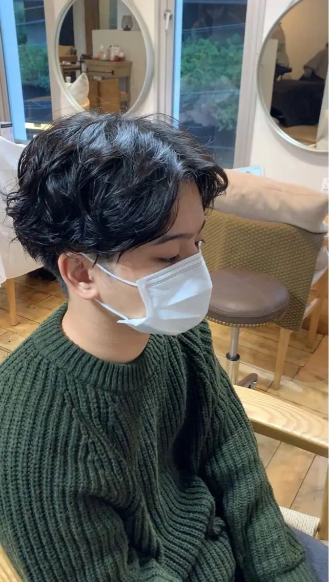 ショート パーマ メンズ メンズブリーチ センターパート フェードカット メンズハイライト メンズハイトーン メンズStylist 山根慧のヘアスタイル