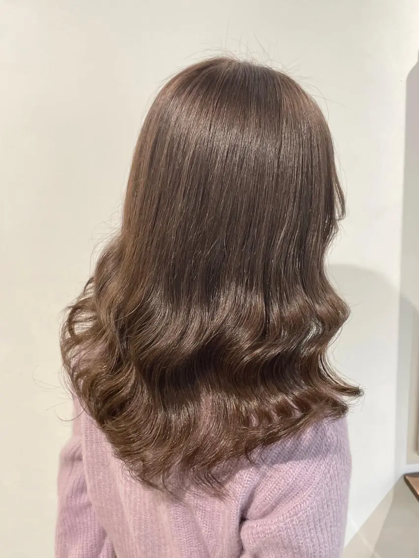 セミロング カラー ベージュカラー ブリーチ ブリーチなしカラー オリーブベージュ カット ヘアカラー トリートメント ヘアアレンジ にいた かづしげのヘアスタイル
