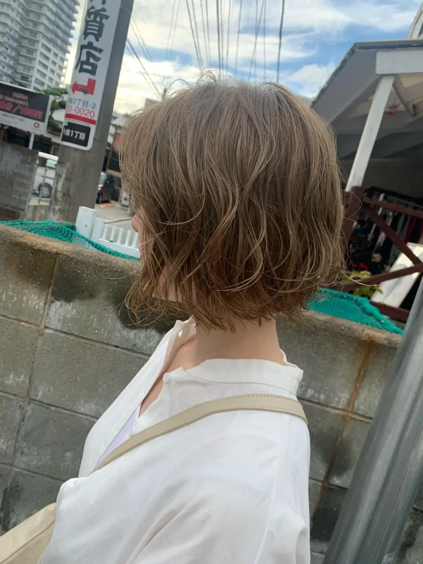ショート カラー ベージュカラー ブリーチ hubhair レイヤー/透明感のヘアスタイル