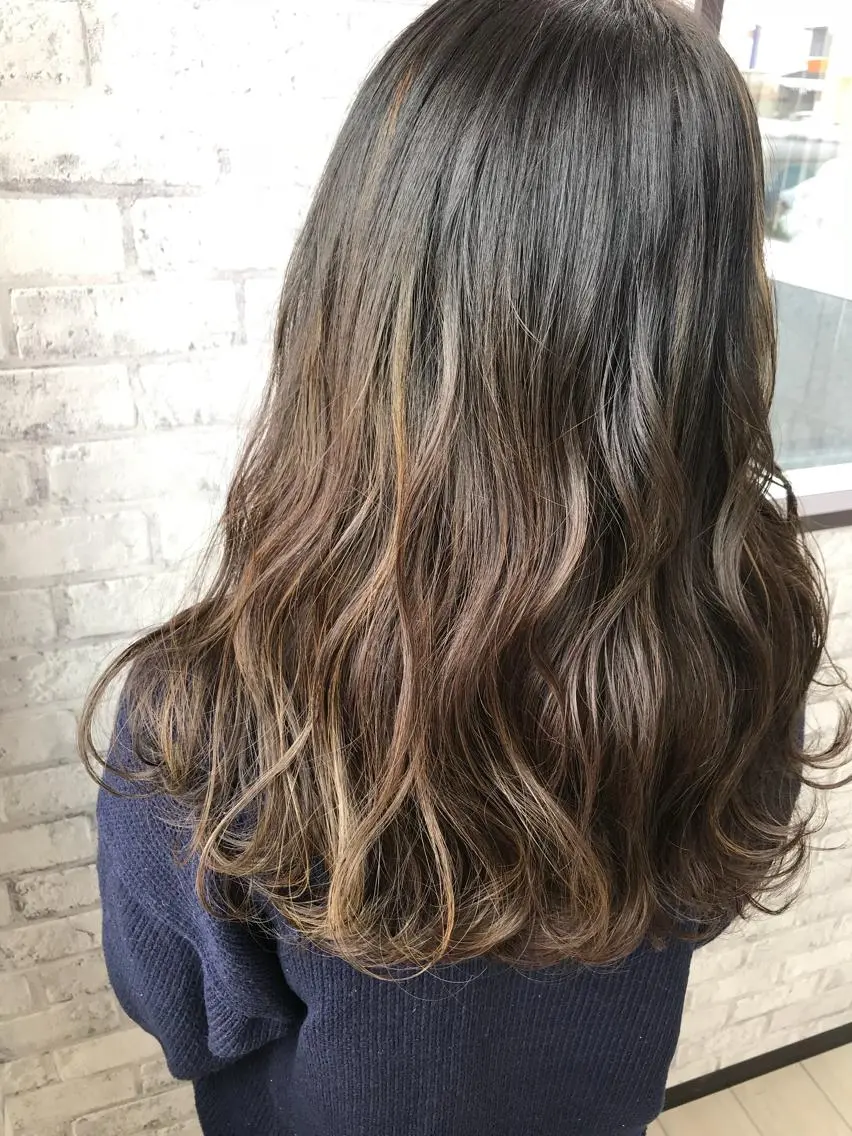 セミロング カラー グラデーションカラー グレージュ ハイライトカラー ハイライト カット ヘアカラー Oopsレイヤー 加藤澄都のヘアスタイル