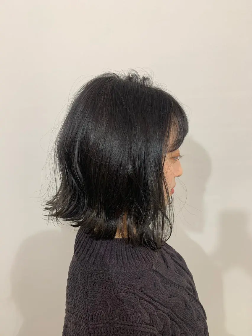ミディアム カラー パーマ ヘアアレンジ 切りっぱなしボブ 黒髪 ブルーカラー ブルーブラック ボブ 加藤 綾華のヘアスタイル