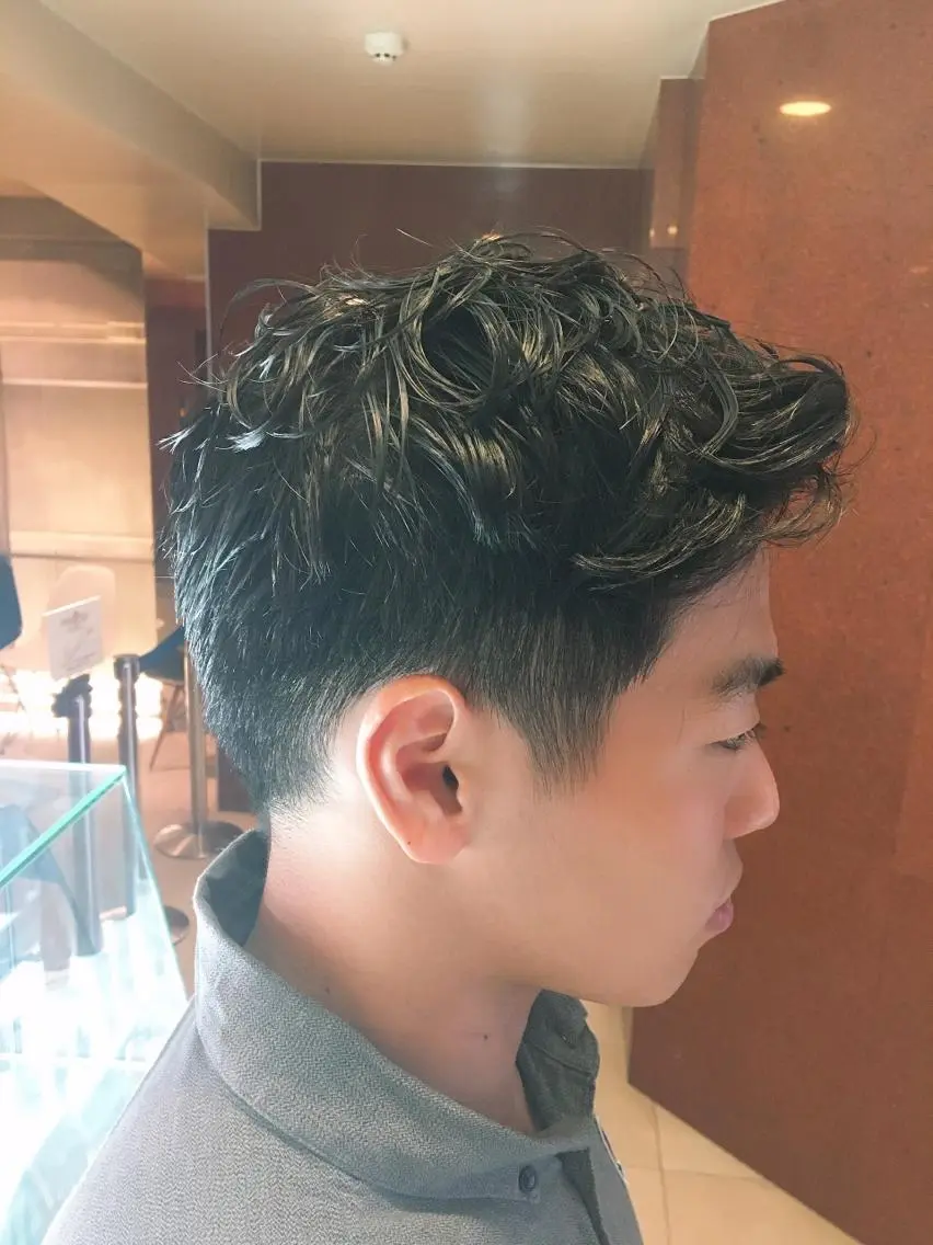 ショート パーマ メンズ モヒカン 刈り上げ 松岡 知のヘアスタイル