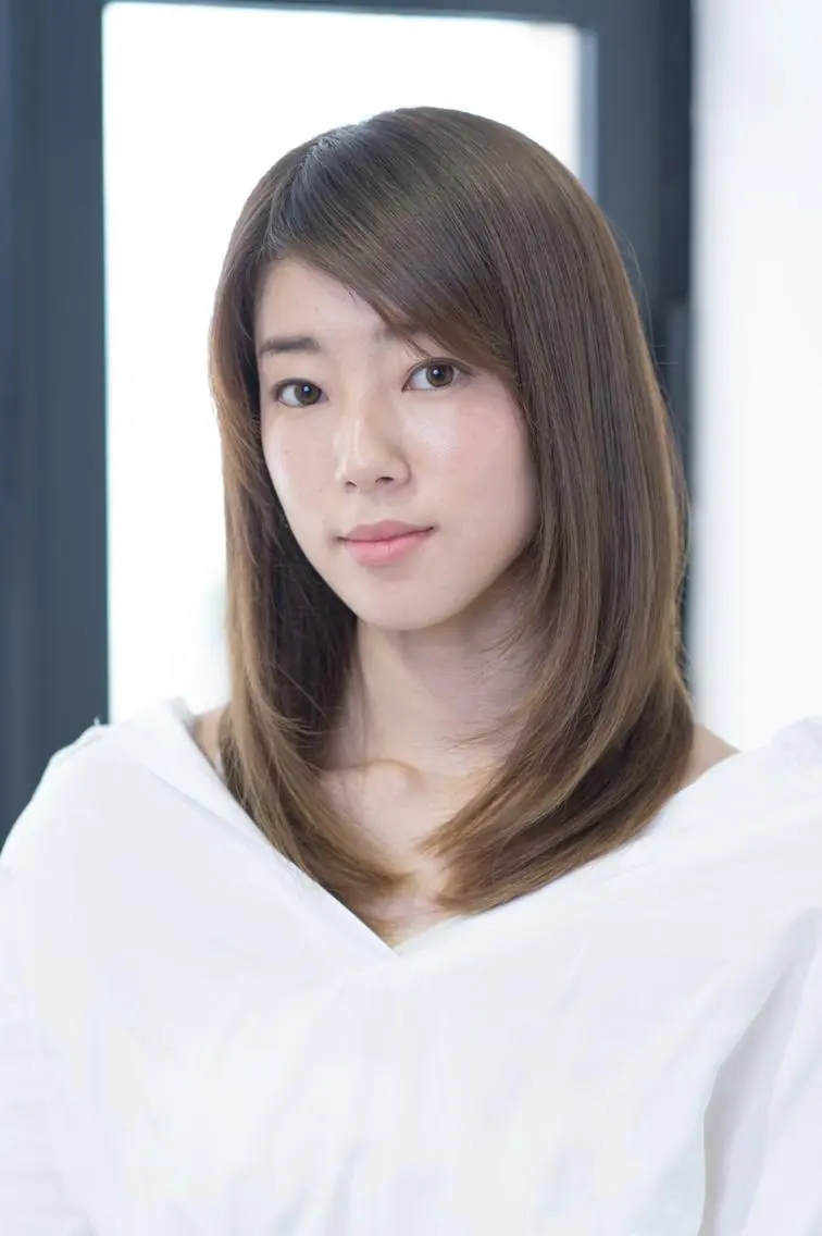 ミディアム Ashina Karenのヘアスタイル