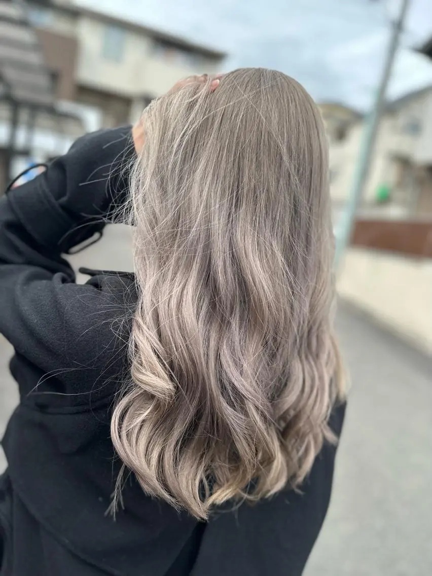 ロング カラー ダブルカラー グレージュ ミルクティーグレージュ 西影 祐哉のヘアスタイル