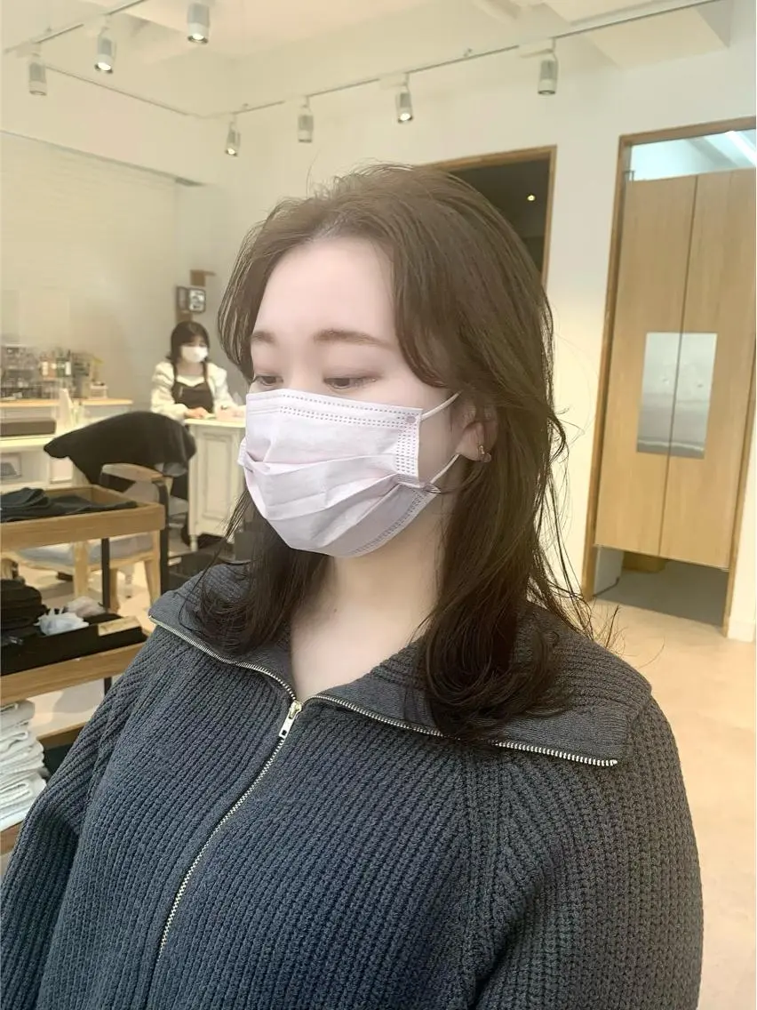 セミロング カラー パーマ ヘアアレンジ メンズ ネイル マツエク・マツパ アイブロウ 似合せレイヤー/ 柔らか透明感カラーのヘアスタイル
