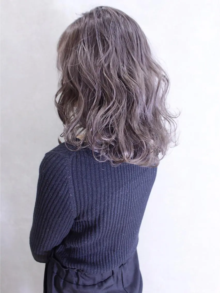 ミディアム カラー ヘアアレンジ シルバー ヘアカラー トリートメント lani ブリーチ /ダブルカラーのヘアスタイル