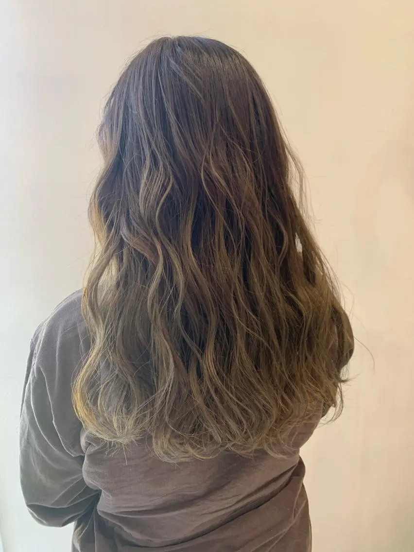 カラー ベージュカラー ブリーチ オリーブベージュ 大関 はるかのヘアスタイル
