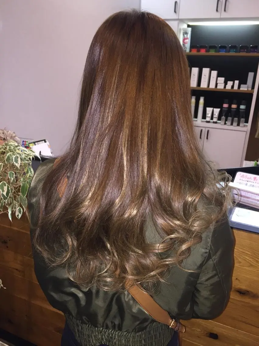 ロング カラー ベージュカラー ツキダテ ユイのヘアスタイル