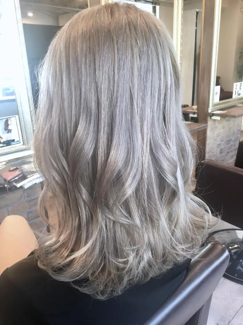 セミロング カラー アディクシーカラー シルバー 外国人風カラー 美髪・艶髪特化美容師 RYOJIのヘアスタイル