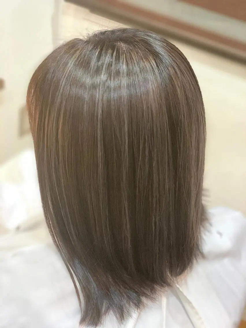ミディアム カラー グレージュ ハイライトカラー ハイライト カット特化美容師 齋藤桐のヘアスタイル