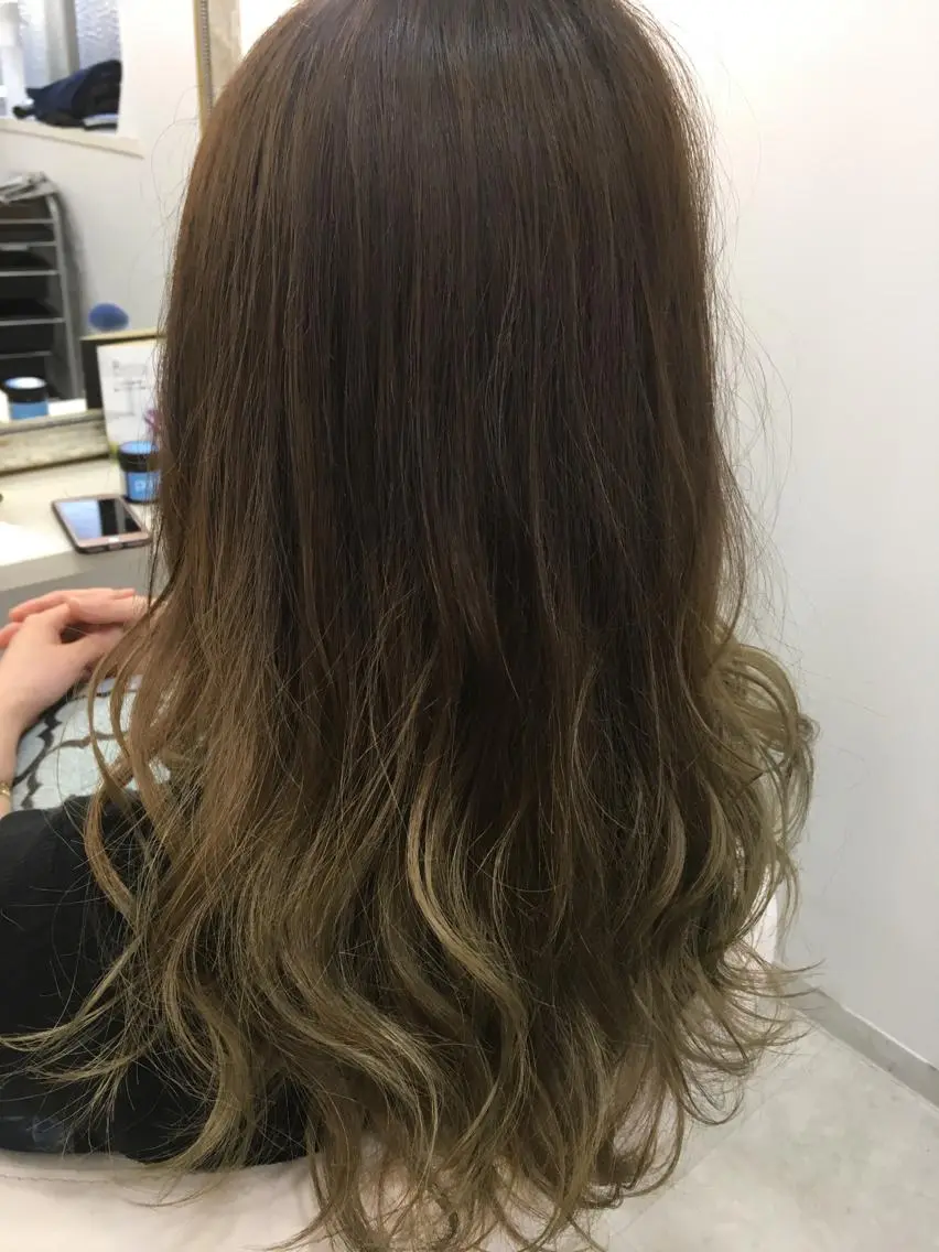 セミロング カラー グラデーションカラー 髪質改善 中川 翔のヘアスタイル
