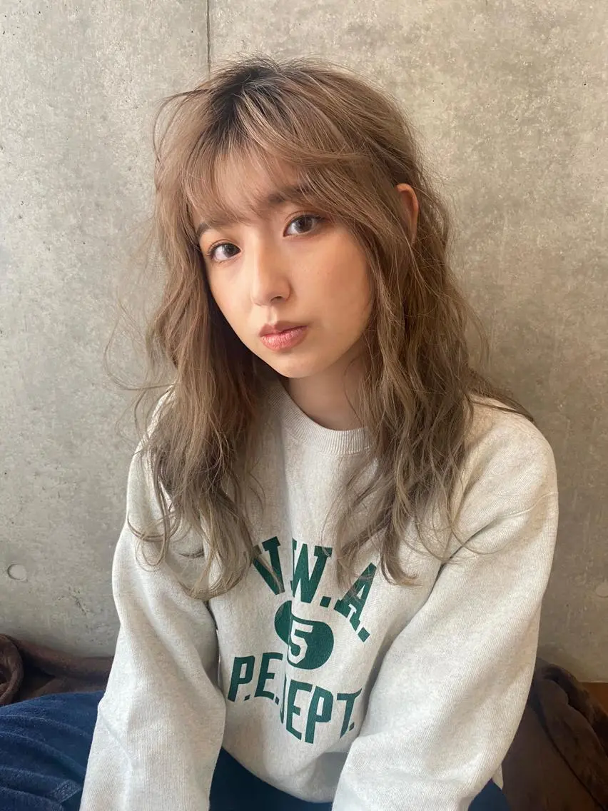 ロング カラー ベージュカラー ミルクティーベージュ その他 ブリーチカラーレイヤ ーカット🦋annaのヘアスタイル