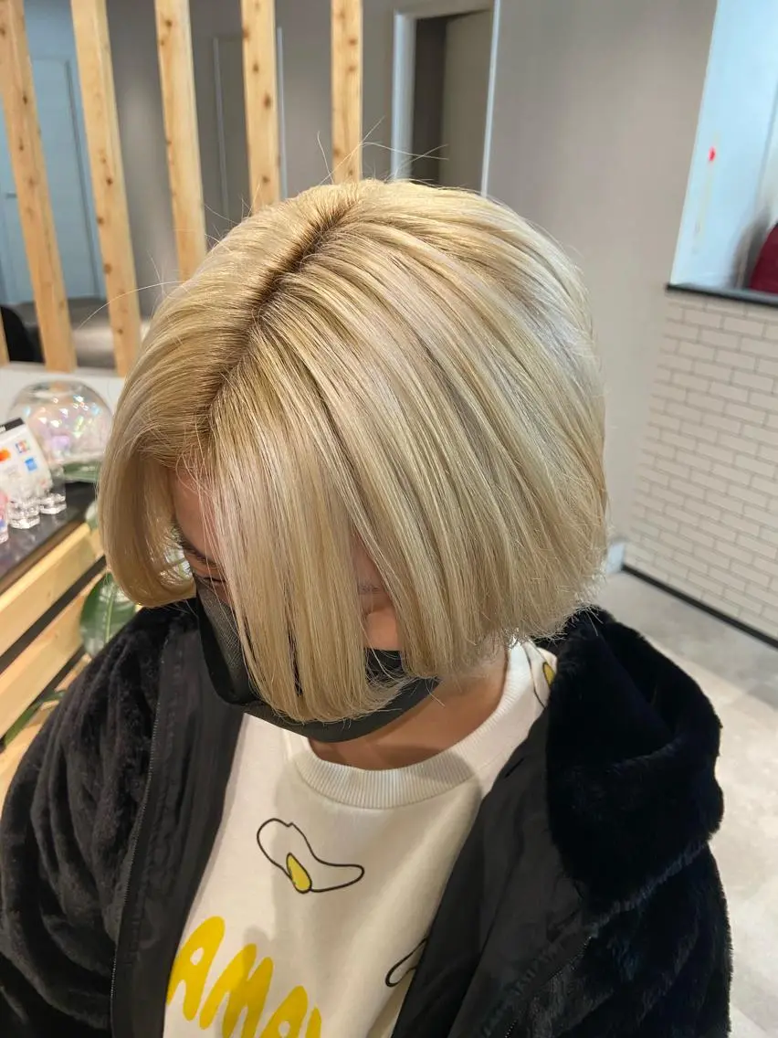 ショート カラー ブロンド ヘアカラー トリートメント ウルフカット レイヤーカット上柿のヘアスタイル