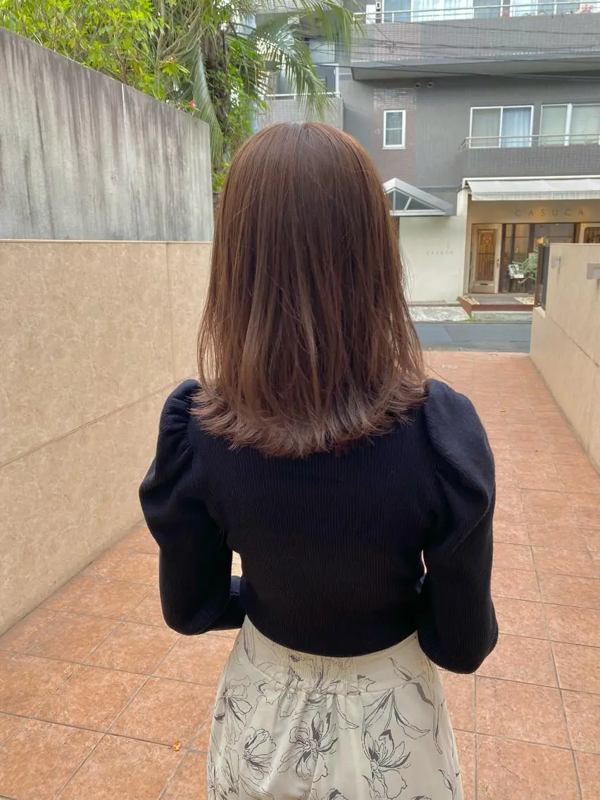 ミディアム カラー ベージュカラー ミルクティーベージュ 外ハネヘア カット ヘアカラー トリートメント ボブ/縮毛矯正/ レイヤー/塚田のヘアスタイル