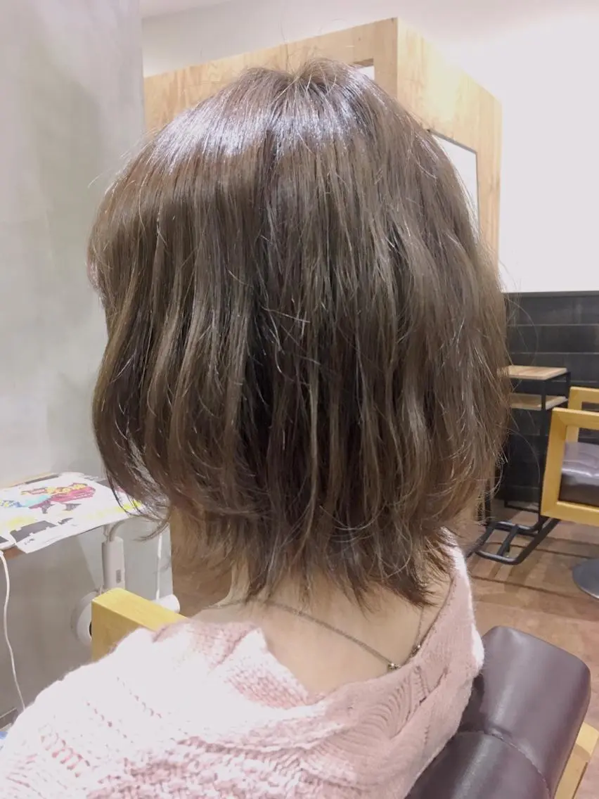 ショート カラー ヘアアレンジ グレージュ ハイライトカラー ラベンダーカラー ラベンダーグレージュ ラベンダーグレー 栗林 実莉のネイルデザイン