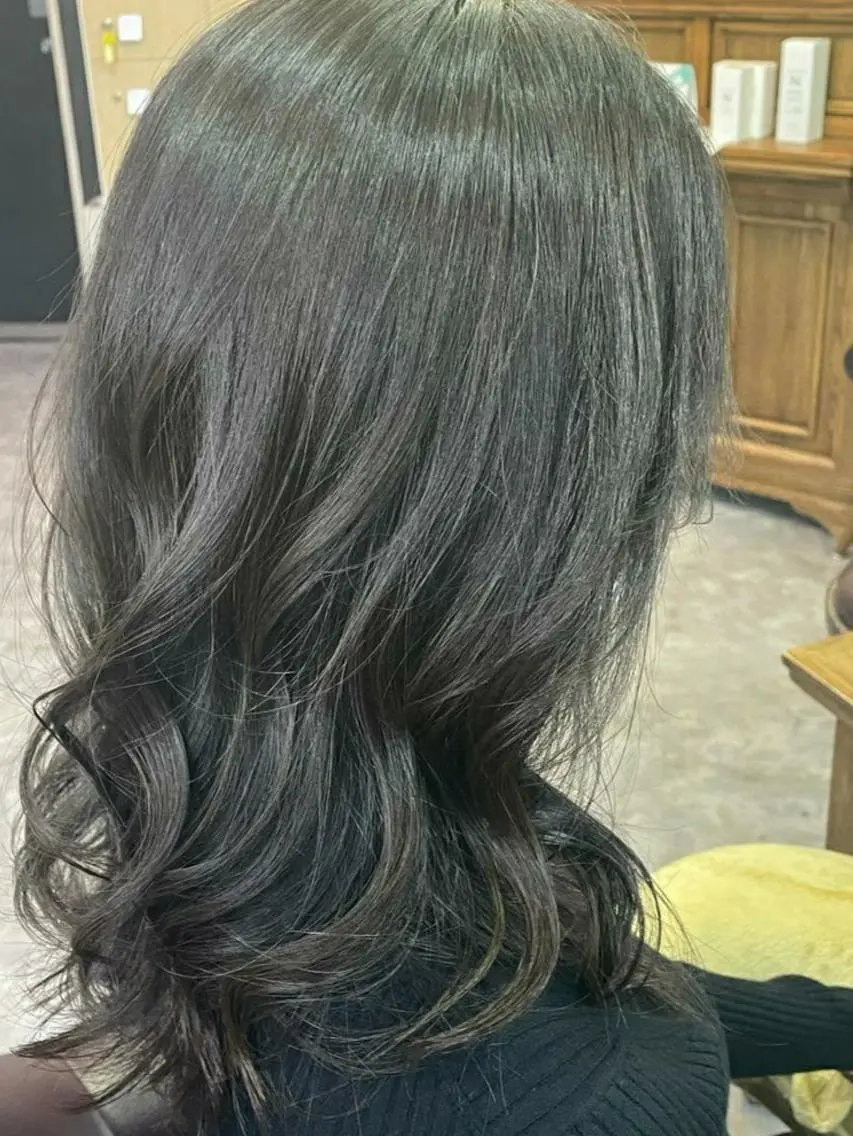 セミロング カラー グレージュ 柴田 えいじのヘアスタイル