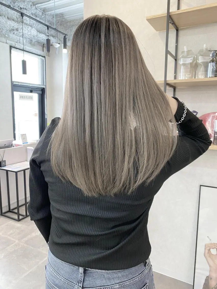 セミロング ヘアアレンジ カラー ハイトーン カラーのヘアスタイル
