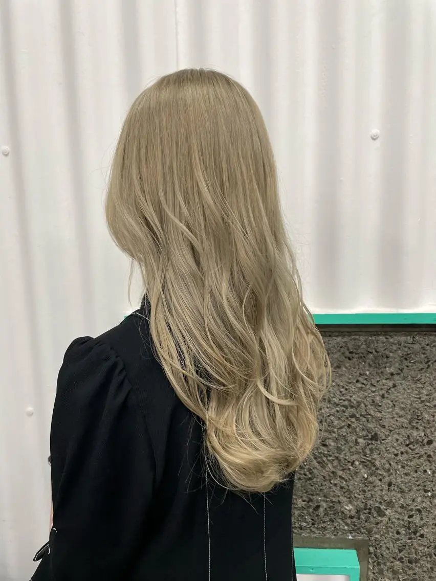 ロング カラー ベージュカラー ブリーチ ハイトーンカラー ハイトーンベージュ 高山 妃のヘアスタイル