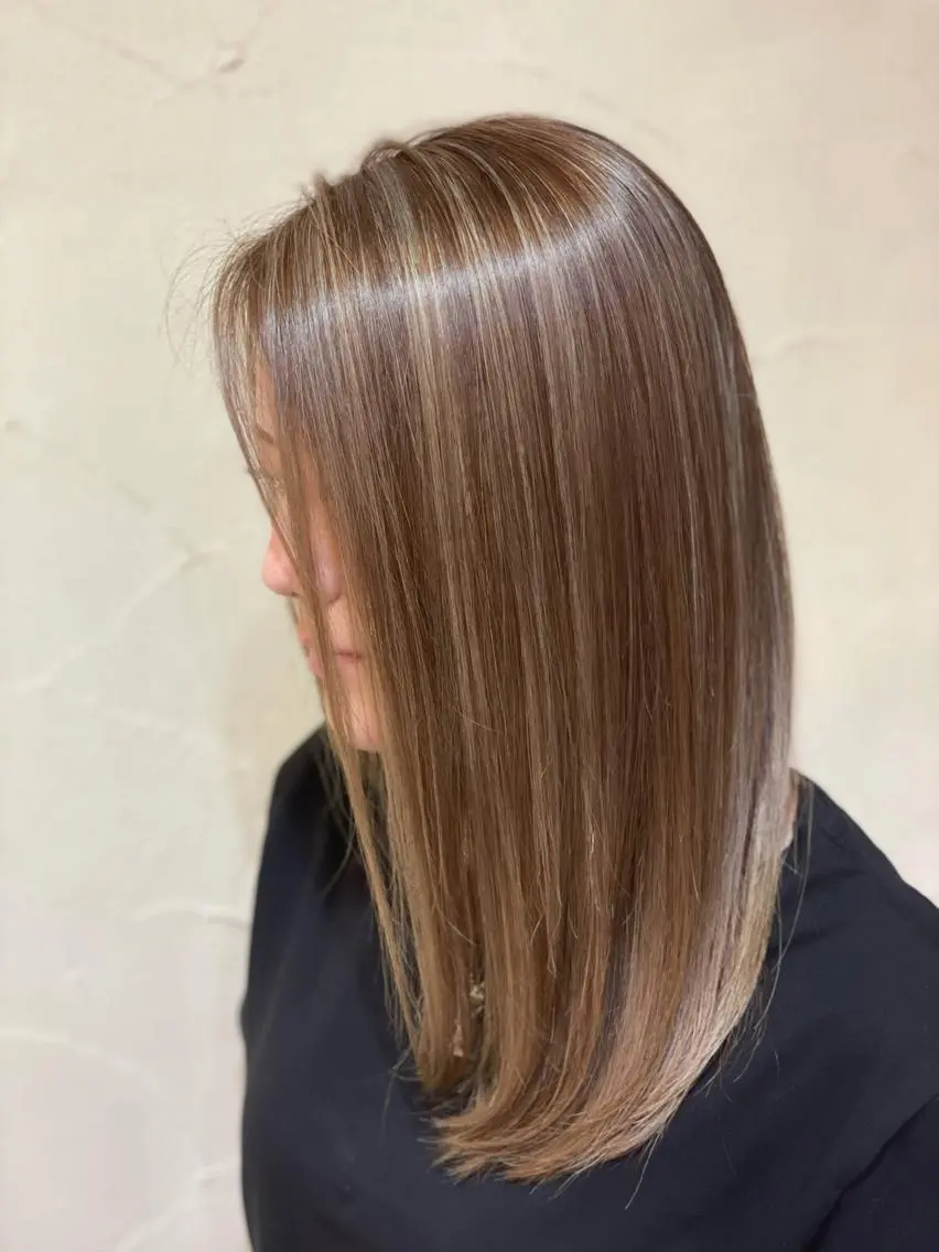 セミロング ハイライト 髪質改善 トリートメント ヘアカラー トリートメント 秋山 幸太のヘアスタイル