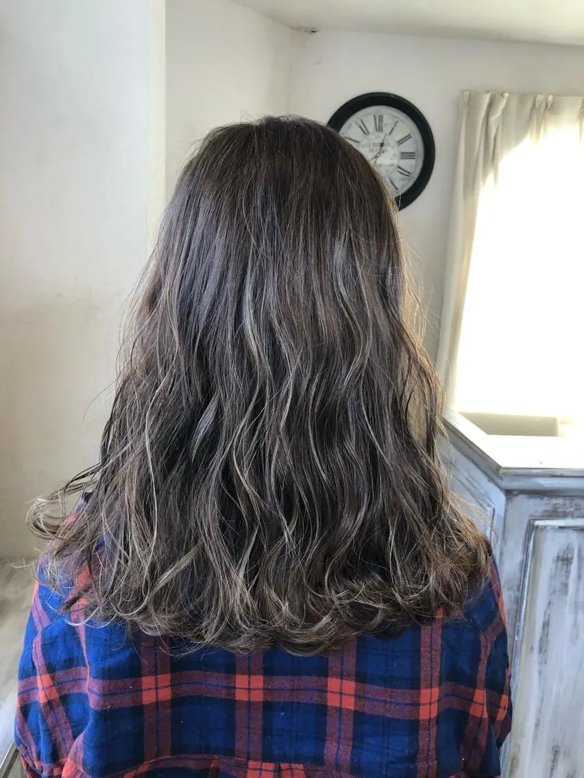 セミロング カラー 透明感カラー グレージュ ハイライトカラー ハイライト ヘアカラー 吉村 絢乃のヘアスタイル