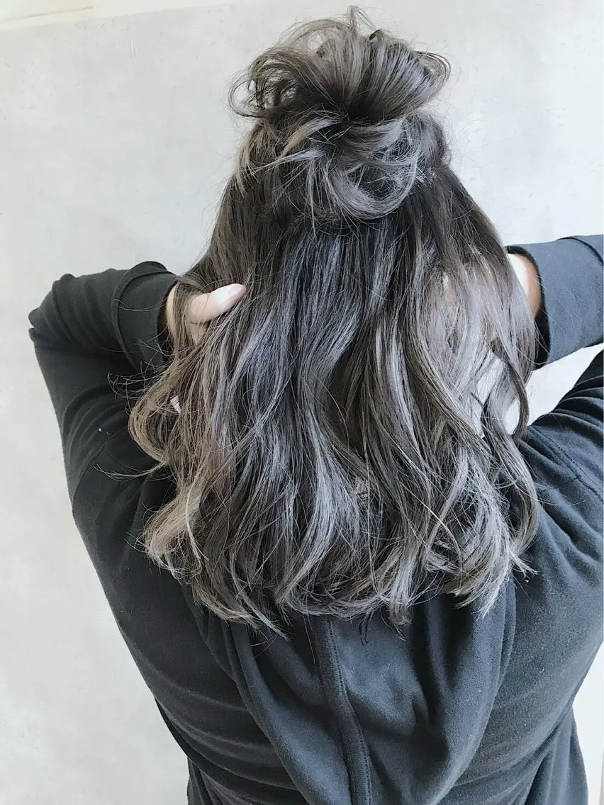 ロング カラー アッシュ ハイライトカラー ハイライト _WHITE 難波本店のヘアスタイル