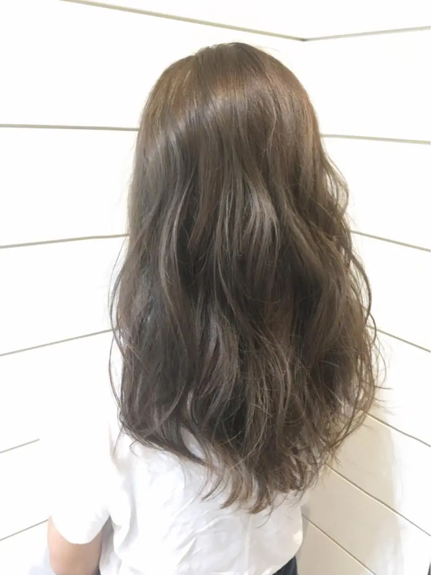ロング カラー アッシュ カット ヘアカラー トリートメント 鍵山 千秋のヘアスタイル
