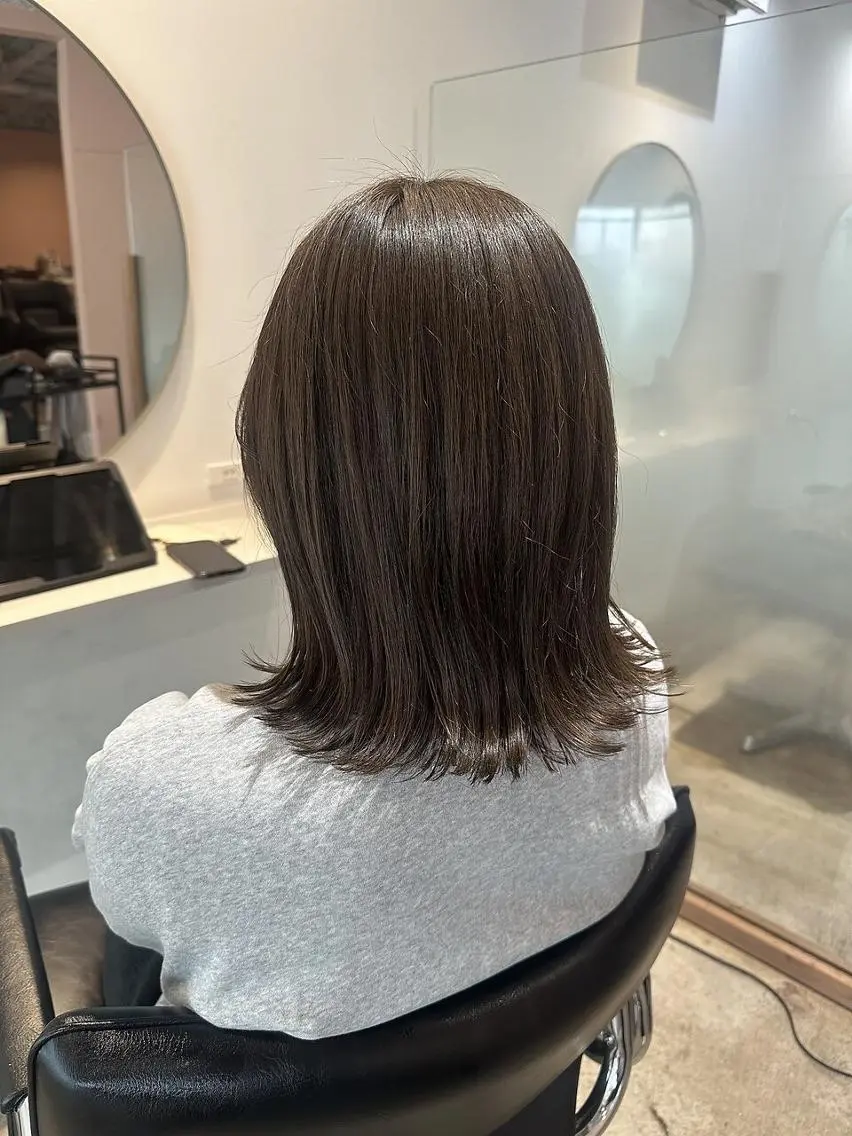 ミディアム カラー ミディアムパーマ アッシュ バレイヤージュ ベージュカラー ブリーチ カット ヘアカラー CEINEloq 学芸大学のヘアスタイル
