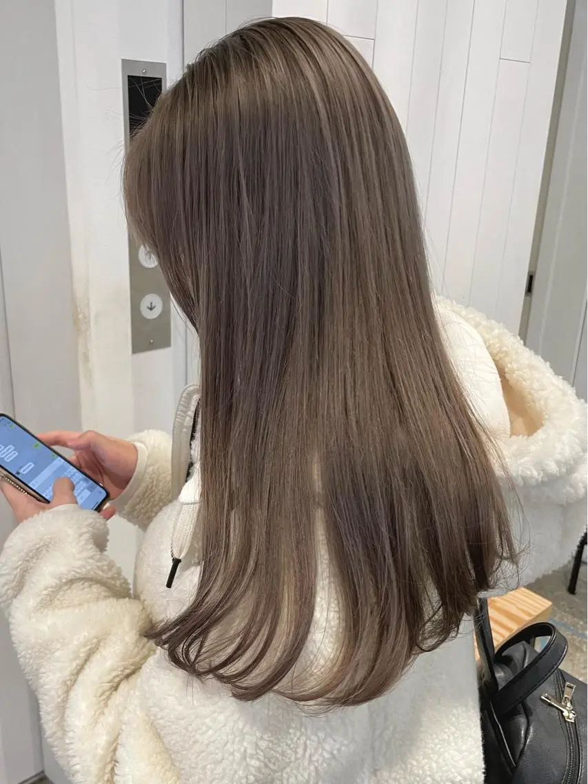 ロング カラー ベージュカラー ミルクティーベージュ ヘアカラー 韓国ヘア🤍 ayanaのヘアスタイル