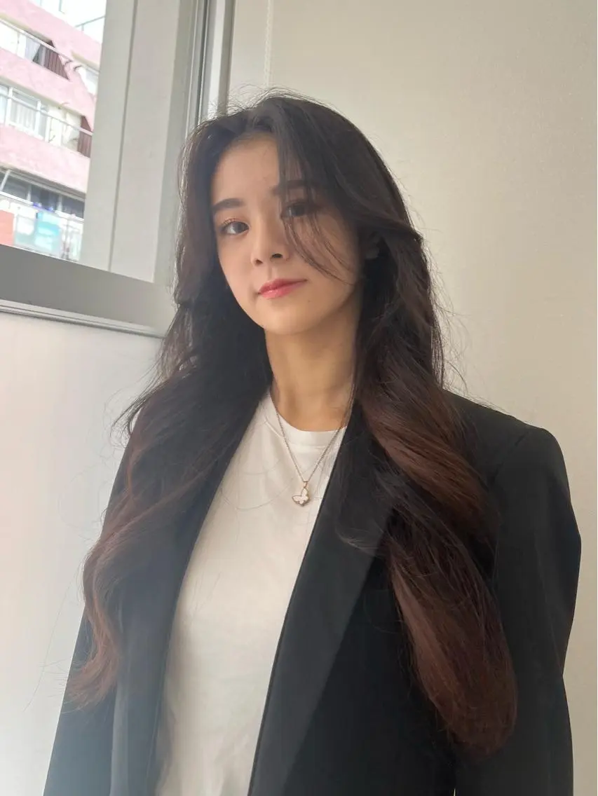 ロング 韓国ヘア レイヤーカットのヘアスタイル