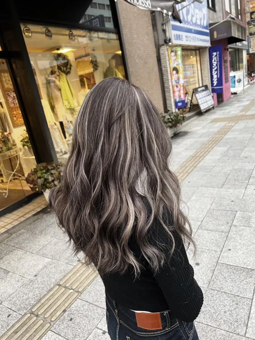 セミロング カラー ダークグレー ダークグレージュ グレージュ ハイライトカラー ハイライト ヘアカラー トリートメント 指名数No.1 /NAOYAのヘアスタイル