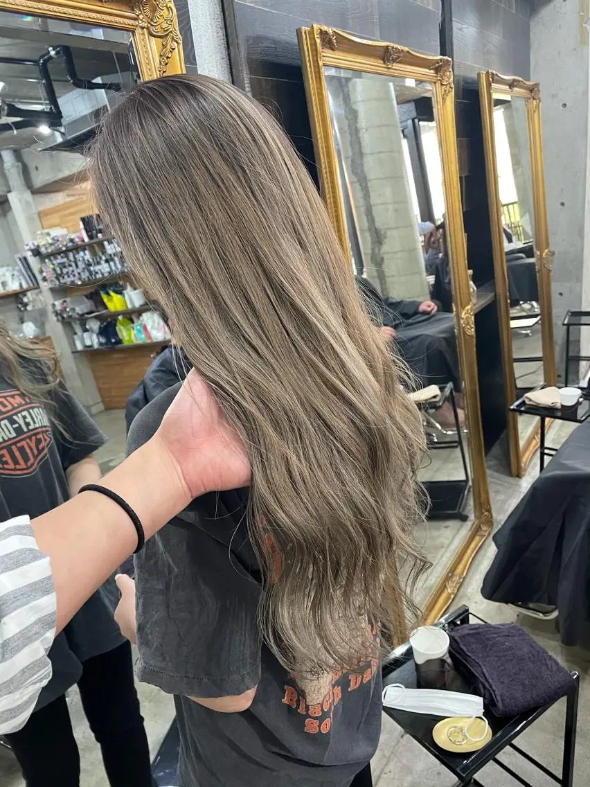 セミロング カラー ブロンド レイヤーカット 西村あきやのヘアスタイル
