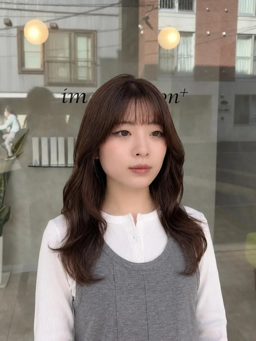 セミロング カラー ブリーチ 透明感カラー ハイライトカラー ハイライト 外ハネヘア ヘアカラー トリートメント 韓国ヘアケアブリーチ 莉奈のヘアスタイル