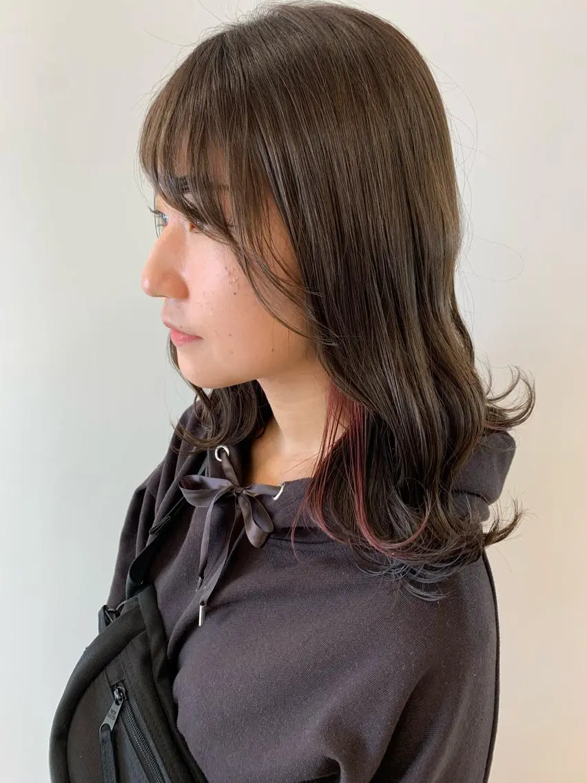 ミディアム カラー インナーカラー 顔まわりカット✄ ベージュカラー🧸のヘアスタイル