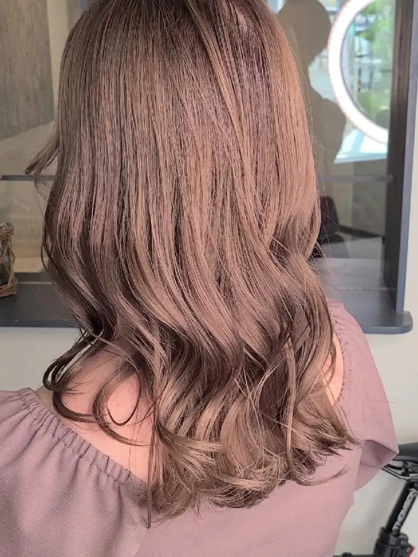 セミロング カラー ヘアカラー トリートメント ブリーチカラー🌈 嘉名 真樹のヘアスタイル