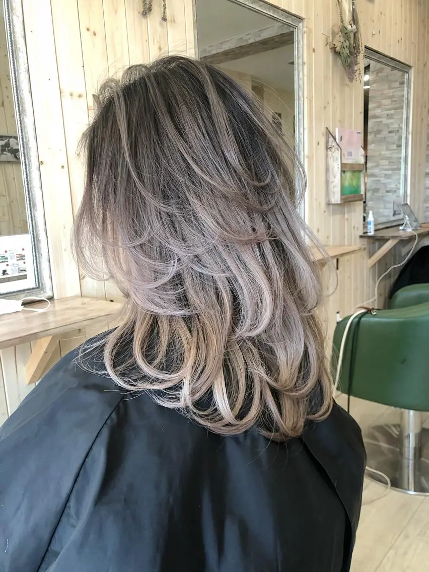 ミディアム カット ヘアカラー 韓国レイヤー外国人風 透明感カラー髪質改善のヘアスタイル