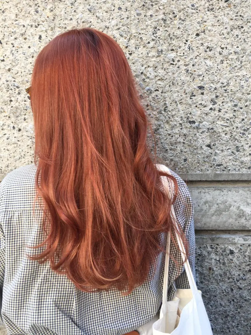 セミロング カラー ブリーチ オレンジ ニシムラ コウイチのヘアスタイル